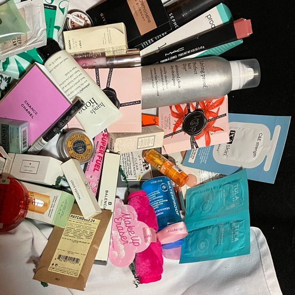 Enjoy this Mystery Box. Full of great samples and full size items. - Picture 2 of 6